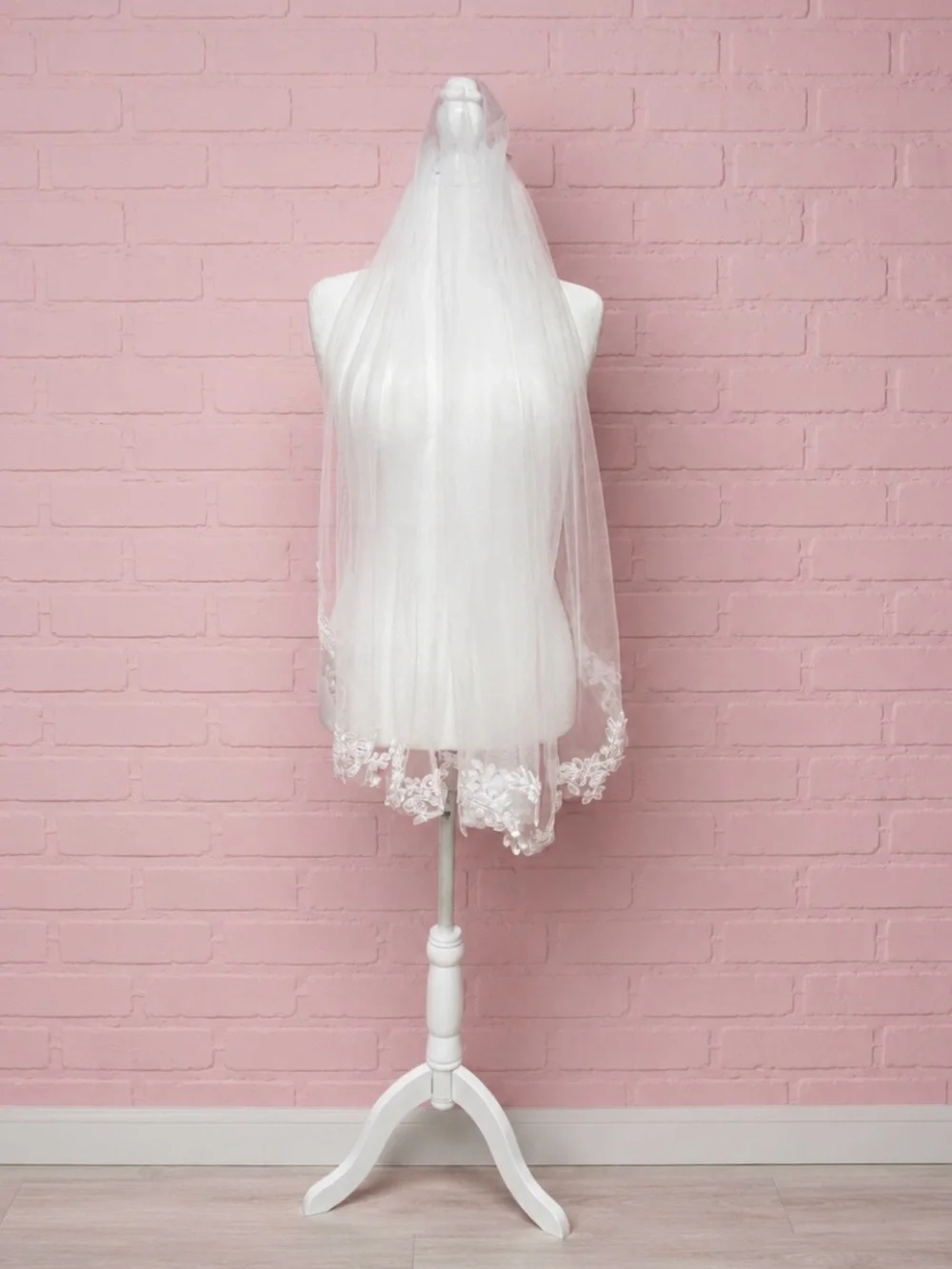 Beautiful Floral Lace Edge Bridal Veil - Picture 3 of 8